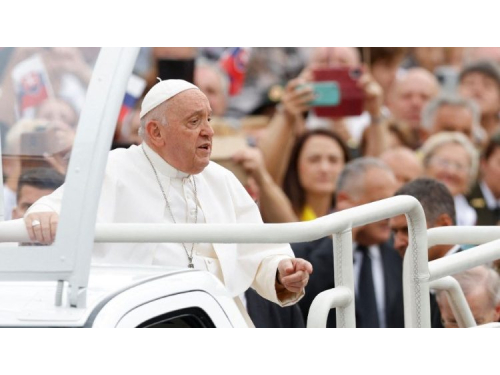 Popiežius: „Vargstančiuosiuose nukryžiuotas Jėzus laukia prisikėlimo“